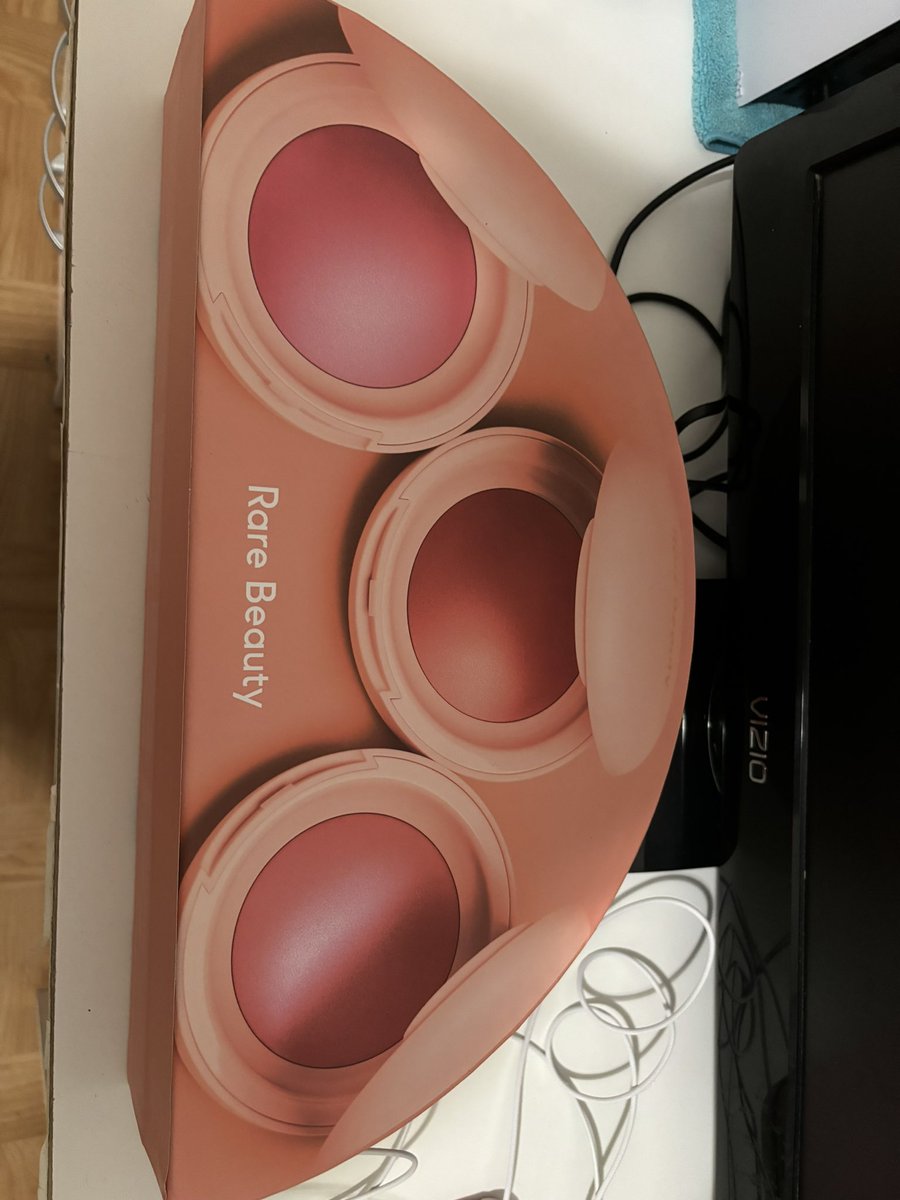 Justforfun11myb's tweet image. Purrrr my obsession @rarebeauty @selenagomez #rarebeauty #selenagomez #rareroutine