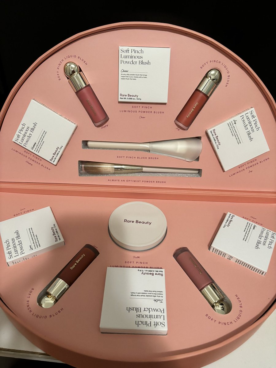 Justforfun11myb's tweet image. Purrrr my obsession @rarebeauty @selenagomez #rarebeauty #selenagomez #rareroutine