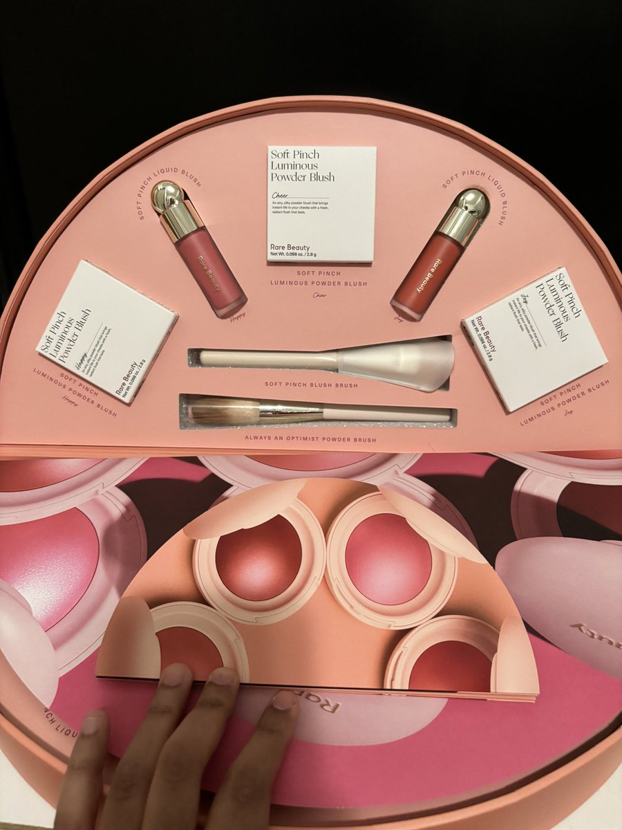 Justforfun11myb's tweet image. Purrrr my obsession @rarebeauty @selenagomez #rarebeauty #selenagomez #rareroutine