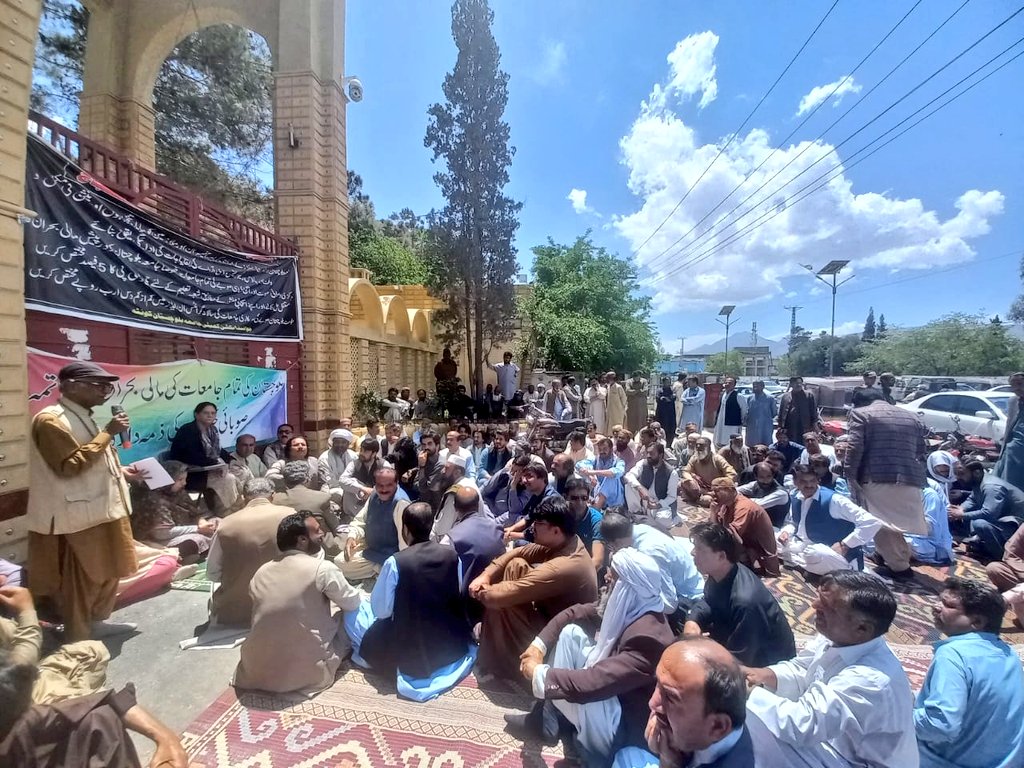 NCHR Balochistan @FarkhandaProf stands with the employees of University of Balochistan protesting unpaid salaries for 4 months. Families are suffering. NCHR urges urgent action from the Govt on this issue. @RabiyaJaveri