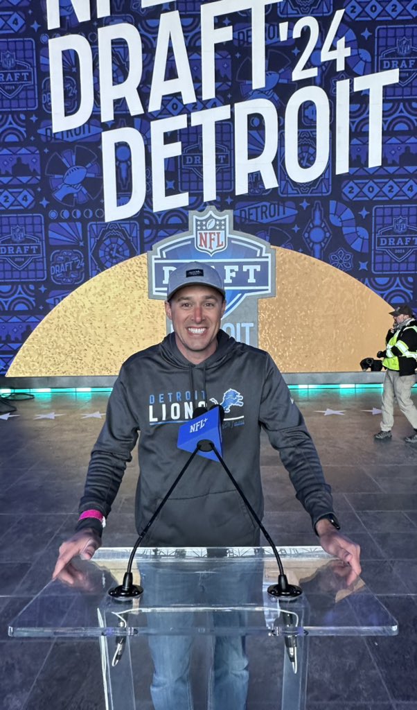 Hoop2410's tweet image. With the first pick in the #NFLDraft @ShipItNation selects… A free 6-month membership for the first person that does the following…

🏈 Likes/Retweets this post 
🏈 Correctly guesses the top 5 picks