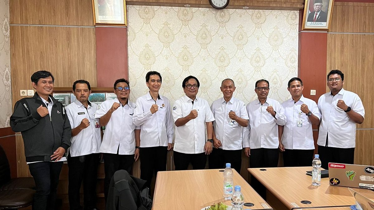 #SahabatBahari (24/04) Sesditjen <a href="/djpt_kkp/">Direktorat Jenderal Perikanan Tangkap</a> <a href="/Om_trian/">Om Yunanda</a> bersama Kepala <a href="/bbpi_smg/">BBPI Semarang</a> Bagus Oktori menerima kunjungan Inspektur II dan Auditor @ITJEN_KKP di BBPI Semarang utk mendengarkan hasil audit kegiatan dan anggaran BBPI Semarang.

#DJPTBersinergi #2024KKPBeyond