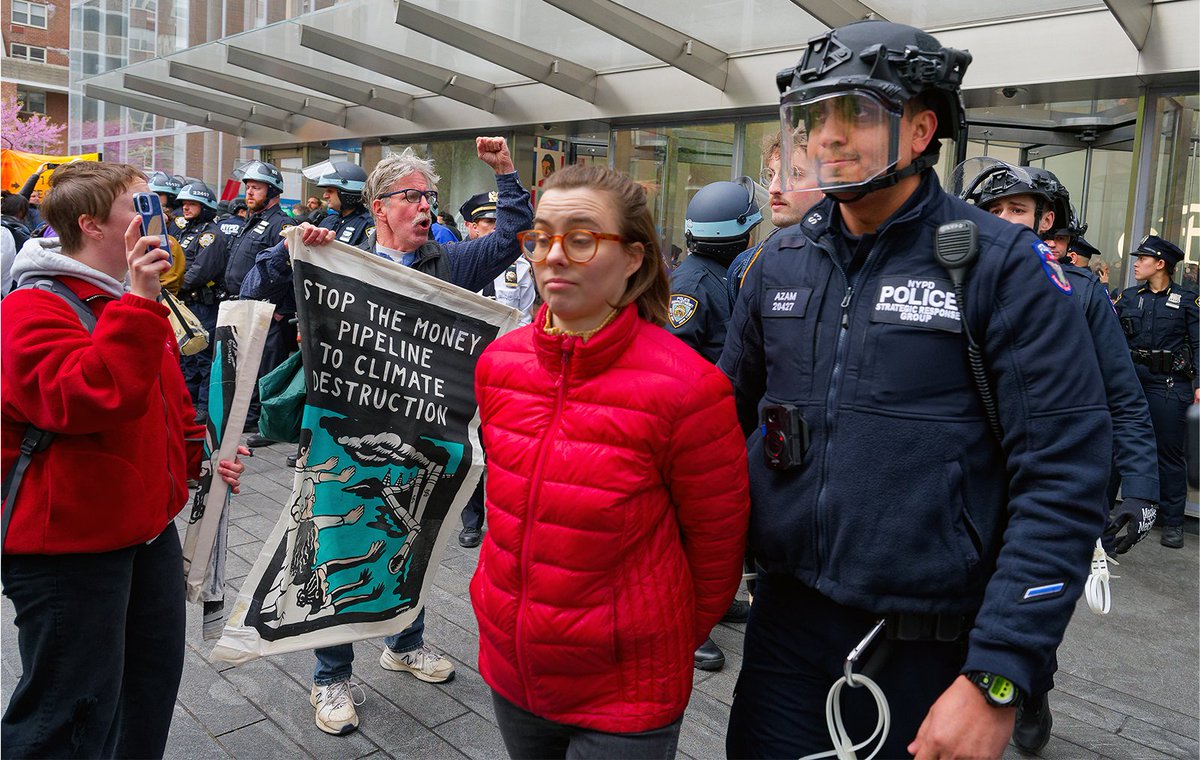 Climate activists and cops converge in force <a href="/Citi/">Citi</a> headquarters in Tribeca. shorturl.at/qBPQ8