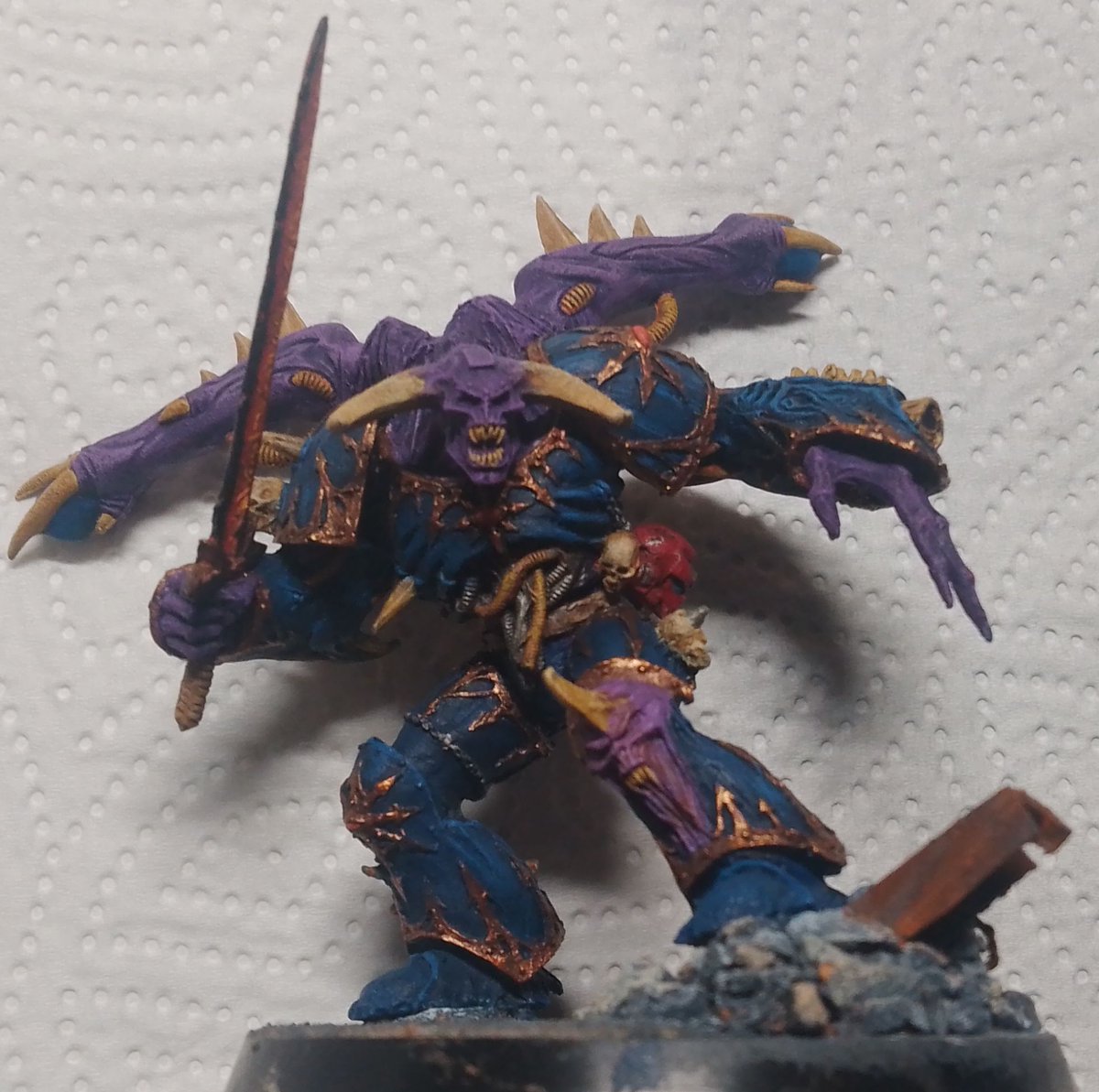 An old Deamon Prince I got for the price of a TCG Booster Pack.
On the left how I got the mini, on the right now it ended up.