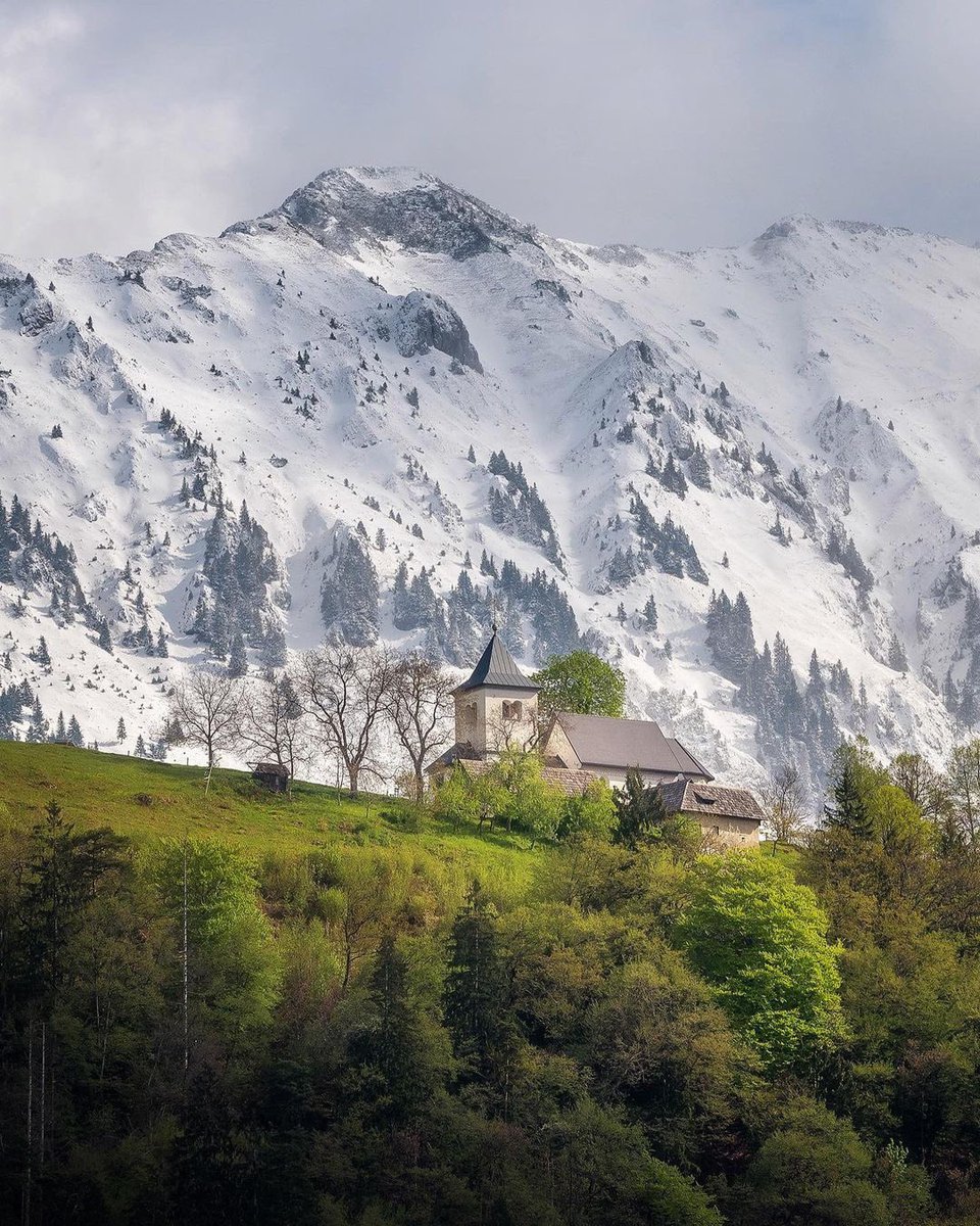 The church of St. Peter’s is located at 839m and looks over Begunje and the mountainous Gorenjska region. It also happens to be in the last strip of spring, whereas above the church prevails winter yet again. Photo by 📸 @dreamypixels