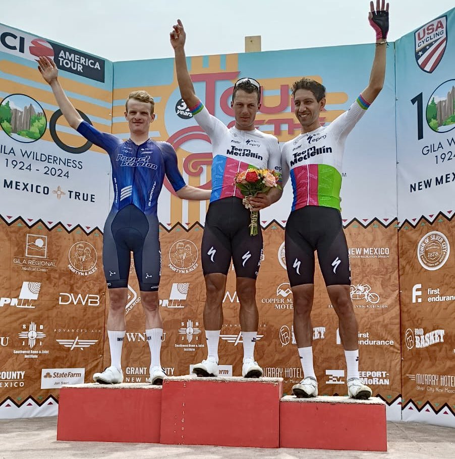 Wilmar Paredes ganó la primera etapa del @TouroftheGila y Walter Vargas ha llegado tercero, en una gran jornada del Team Medellín en 🇺🇸 Paredes es el primer líder de la competencia, además de portar la camiseta de montaña ⛰️ Felicitaciones, equipo 👏🏻