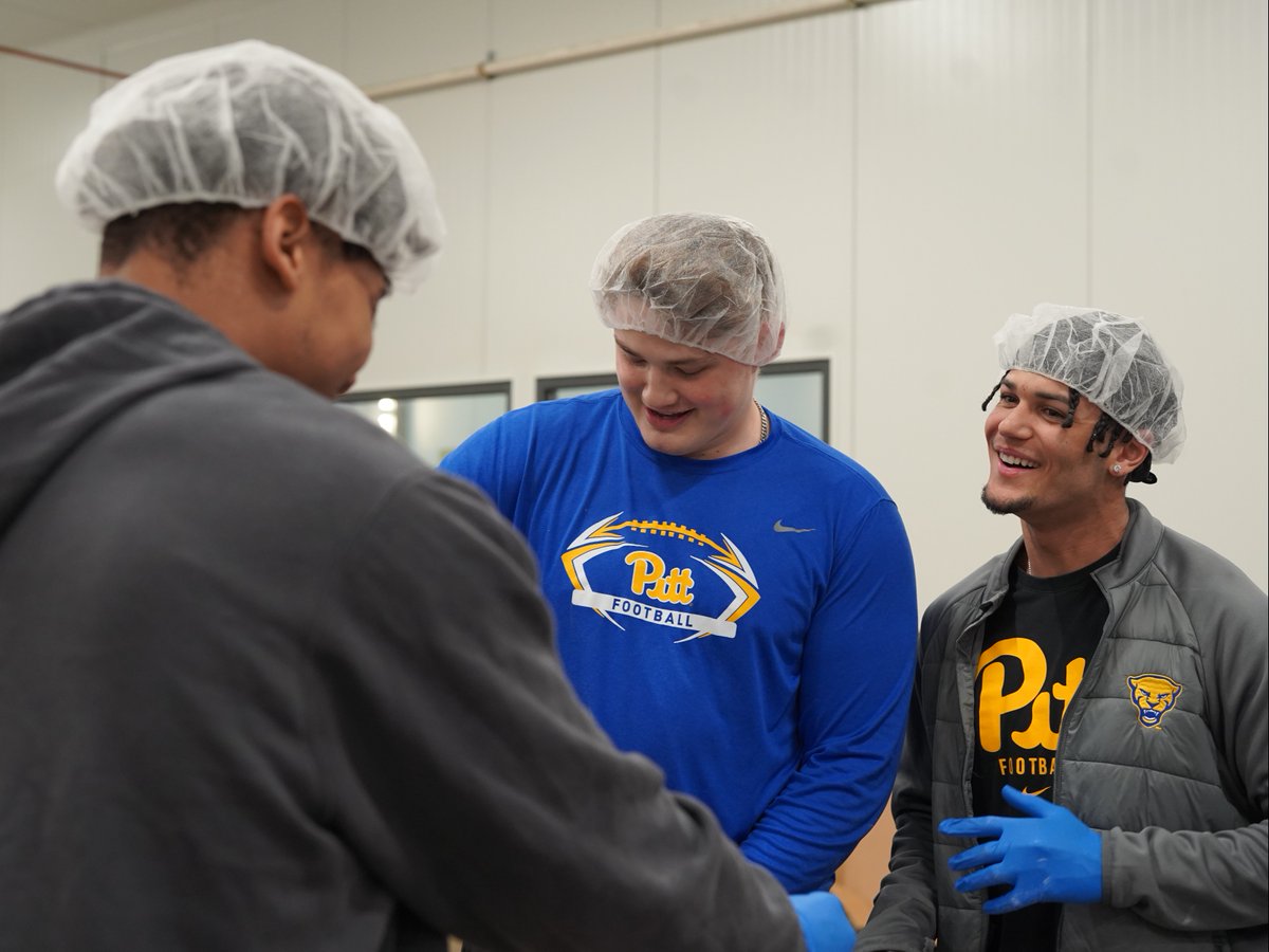 Our volunteers embody one of the core beliefs of the Food Bank – Food is Love. 💖 This past fiscal year, 6,900 volunteers packed 381,000 lbs of produce and served 41,000+ families at distributions & nearly 25,000 in The Market. Learn More 👉 bit.ly/2024-VAM