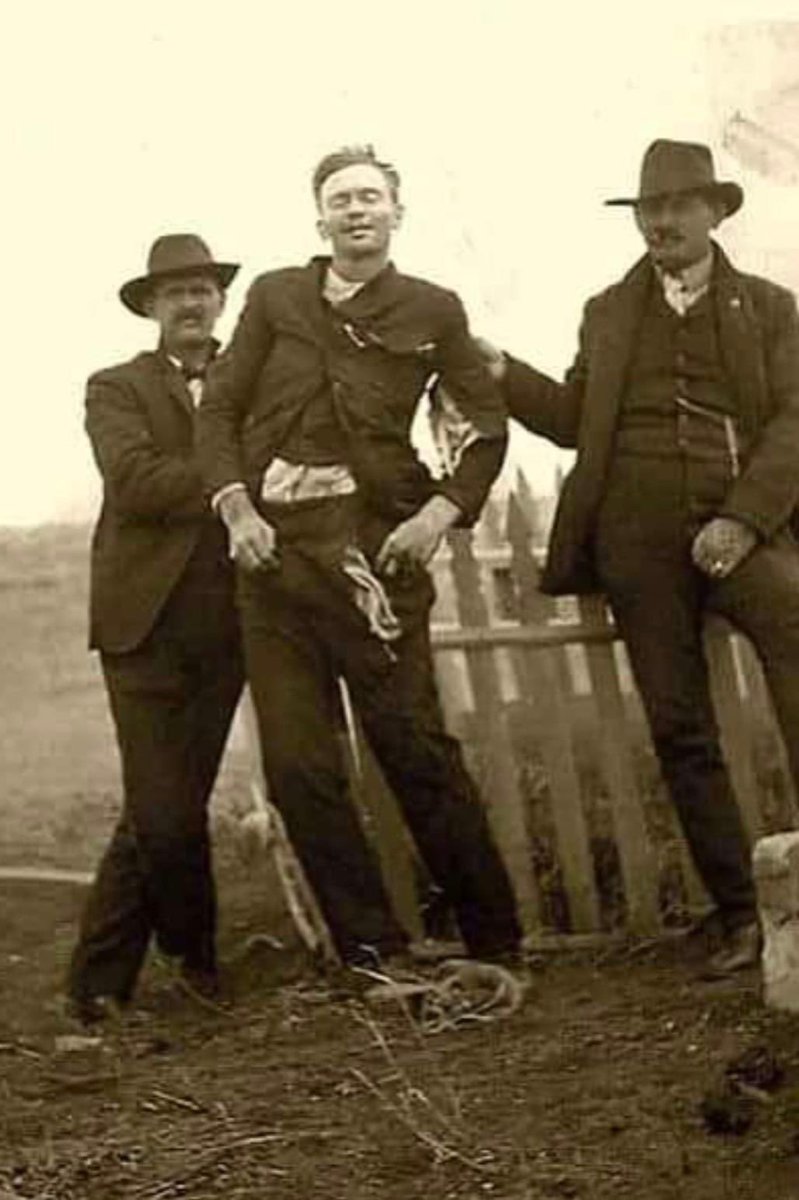 El forajido John Shaw salió de su ataúd y se apoyó contra una valla para tomar un último trago de whisky con sus amigos. La foto fue tomada el 8 de abril de 1905.