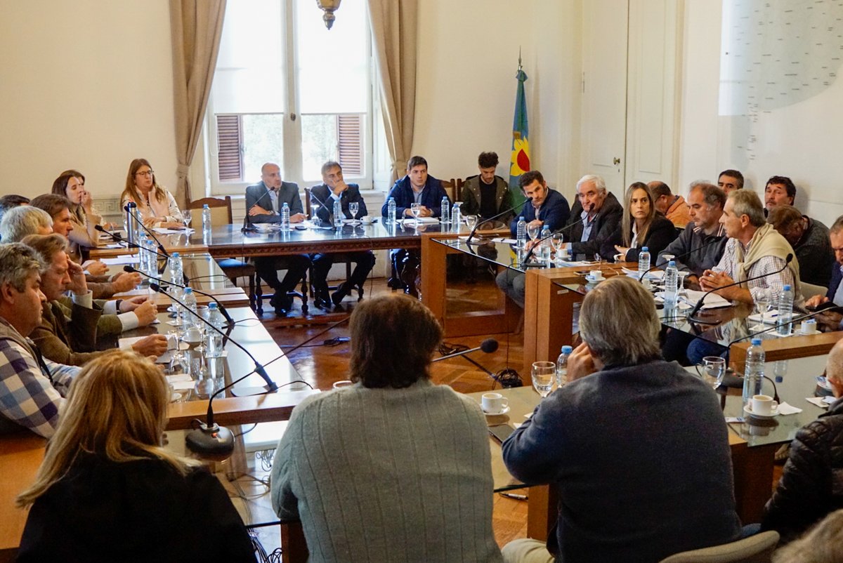 Junto a legisladores y legisladoras de @diputadosuxp_ba, recibimos a representantes de la Mesa de Enlace para analizar la actualidad del sector agrario en la Provincia. Escuchamos sus reclamos e inquietudes pero también pedimos que se tengan en cuenta los esfuerzos que está…