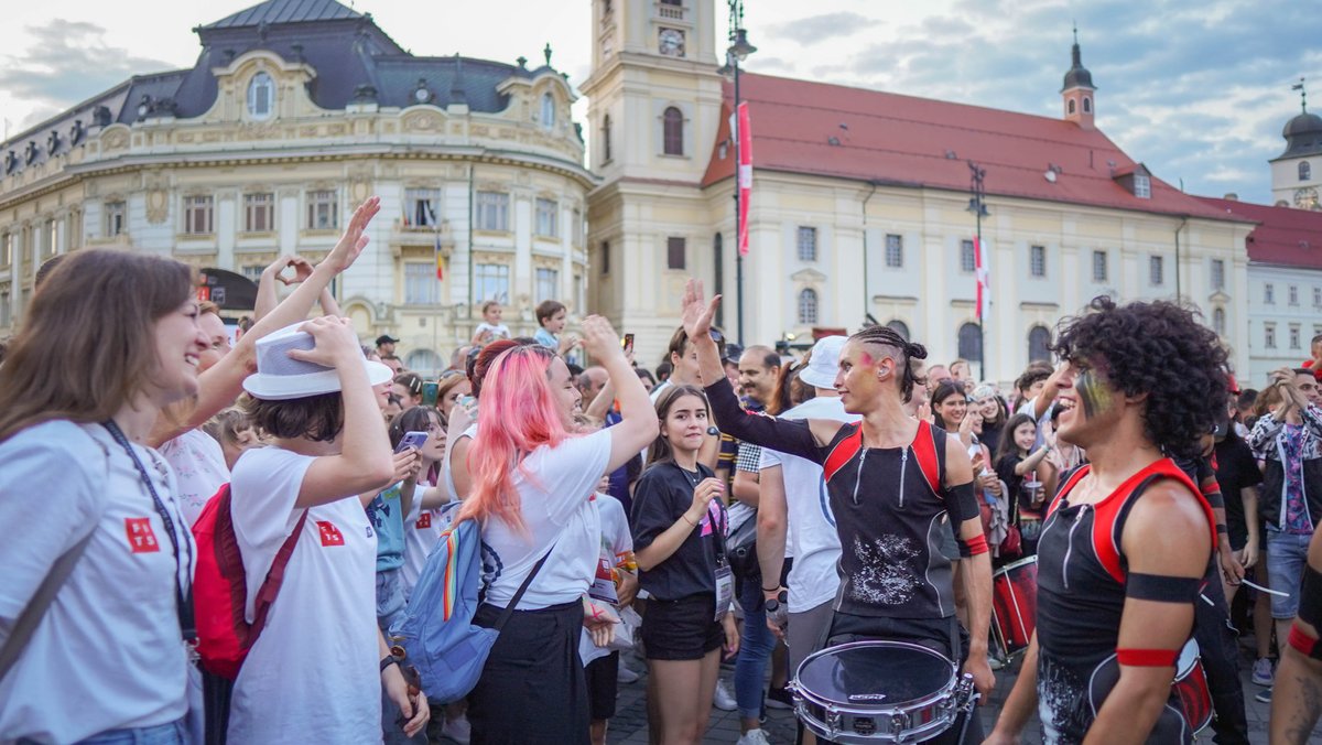 El arte representa momentos de felicidad, donde las diferencias culturales nos inspiran y enamoran de cada lugar al que logramos llegar.🌍

#Aainjaaimparable #Aainjaaporelmundo #AainjaaenRumania