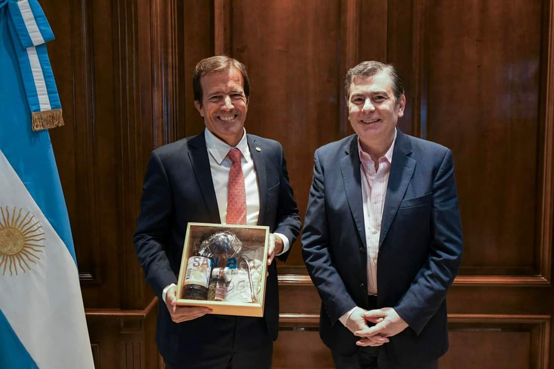 FAEVYT's tweet photo. 📍 Santiago del Estero
➡️ Nuestro presidente #AndrésDeyá se reunió con el Gobernador @GZamoraSDE con el eje puesto en el potencial turístico de la Provincia y las oportunidades de comercialización para las agencias de viajes
#FAEVYTFederal #SomosTurismo #SomosFAEVYT https://t.co/r9n1qaYnms