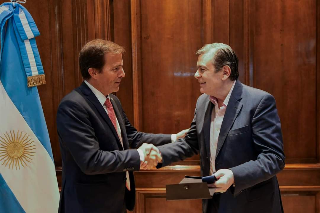 FAEVYT's tweet photo. 📍 Santiago del Estero
➡️ Nuestro presidente #AndrésDeyá se reunió con el Gobernador @GZamoraSDE con el eje puesto en el potencial turístico de la Provincia y las oportunidades de comercialización para las agencias de viajes
#FAEVYTFederal #SomosTurismo #SomosFAEVYT https://t.co/r9n1qaYnms