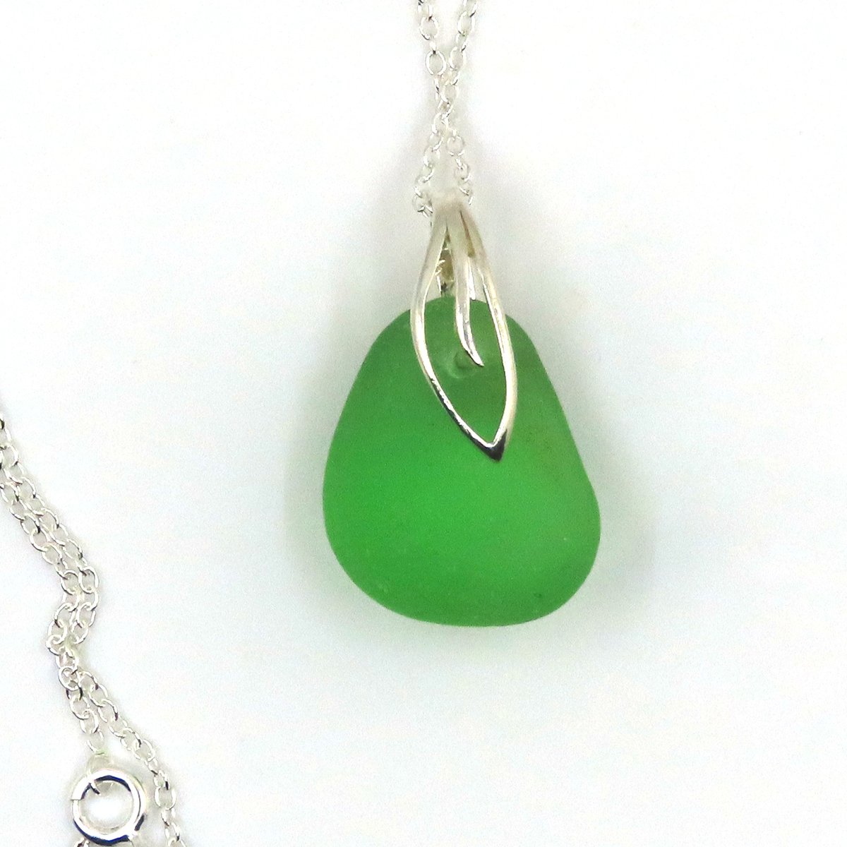 A beautiful and rare lime green sea glass gem with an open leaf bail hanging from a sterling silver trace chain...

Shop:  bit.ly/4aMsAgz

#Earlybiz #firsttmaster #thursdayvibes