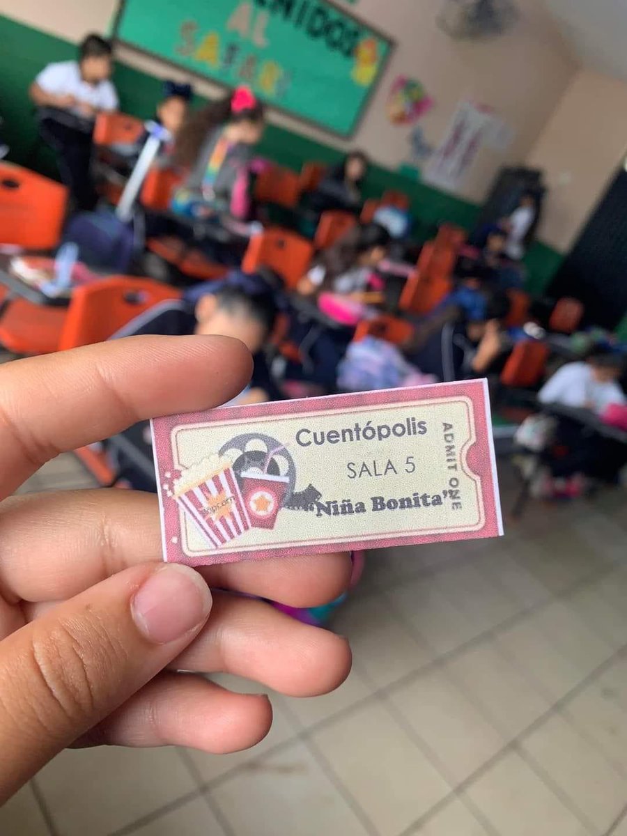Esto debería ser viral: Maestras de la primaria Héroes de Nacozari en Valle Hermoso, Tamaulipas crearon CUENTÓPOLIS hicieron boletos, cartelera y salas para promover la lectura en los niños con un estilo DE PELÍCULA. 🍿 
Aplaudos de pie