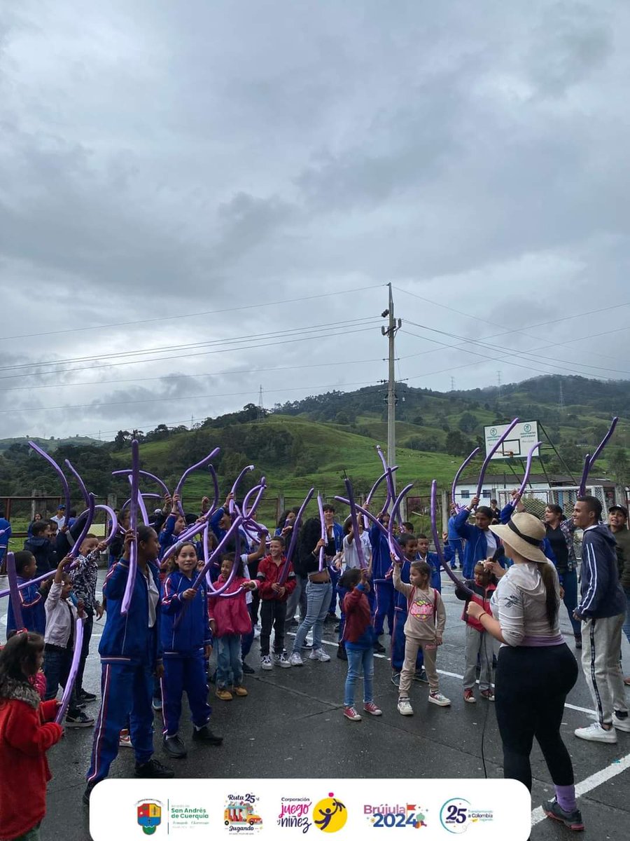 Asi vivimos nuestro tercer encuentro en la celebración del mes de la niñez, en la C.E.R Las Cruces. 🎉 Las veredas de Cruces, Cruces Arriba, El Mico, El Barro, La Chorrera y El Tabor fueron invitadas a este especial evento. #Brujula2024 #CelebraciónMesDelNiñez #SumateJugando