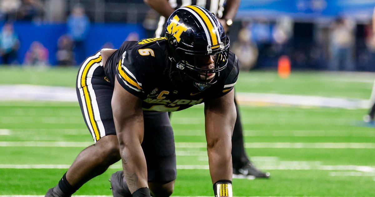 RookieAnalyst's tweet photo. @MoveTheSticks 39. Darius Robinson: Zach Allen

A long, versatile lineman who wins with a powerful set of moves. With a slower get off, he man handles lineman for success. He gets caught being a bit high at times, but gets off blocks and sets the edge well in run defense. https://t.co/xluGEDc3zn