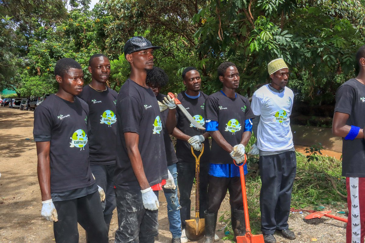 BonayaZamzam's tweet photo. On Earthday we @Ecorafikiafrica @kdotbrian held a plastic cleanup at our beautiful Ngong river . Launching our #EradicatingPlasticsGoingGreen 
campaign with passionate climate justice advocates @ShampiAnna @HusseinBoru100 @vision_northen . 
#EarthDay2024 https://t.co/HqmaRKGbsu