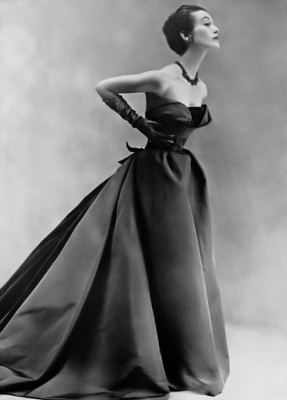 Louise Dahl-Wolfe photographed #Dior’s 1951 l’Autriche gown with its sculpted lines and two tones of fabric in typical mid century pose. A sleek and chic dress to help us over the middle week bump @ROMtoronto #chinasilkmuseum #fashionhistory