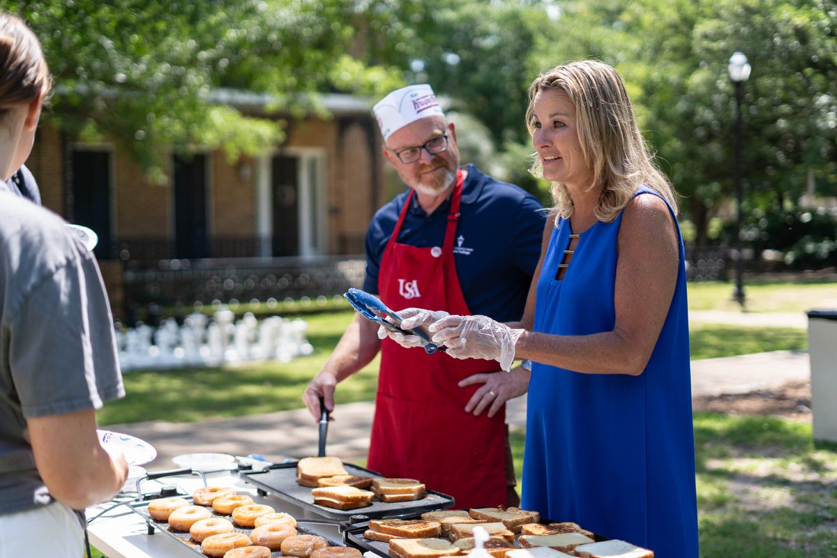 Grilled cheese and donuts at the Honors College make for the perfect sweet treat this afternoon🍩