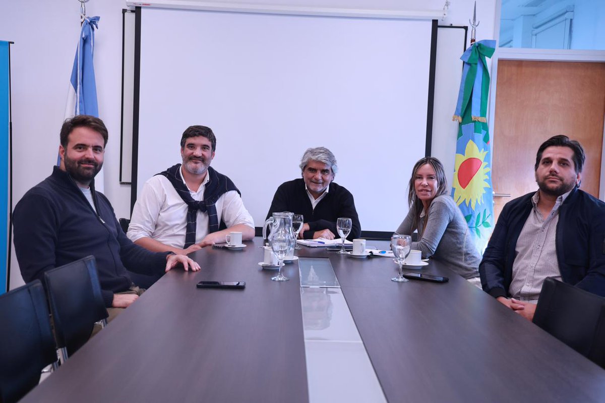 TrabajoPBA's tweet photo. El ministro, @waltercorreaok, se reunió con el intendente de @brandsengob, @ferraitelli, para definir los lineamientos de la agenda conjunta que posibiliten la implementación en el Municipio de los programas que lleva adelante el Ministerio. https://t.co/679J6caot5