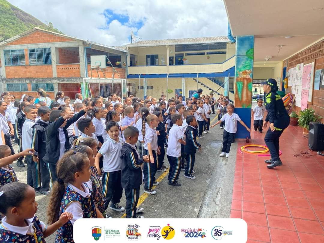 🎉 Actividad recreativa en la Institución Educativa San Andrés Sede Alberto Tobón Gallón, la cual estuvo a cargo de la Policía Nacional.

 #ActividadRecreativa #PolicíaNacional 
#SúmateJugando #Brújula2024 #díadelaniñez  
Corporación Juego y Niñez