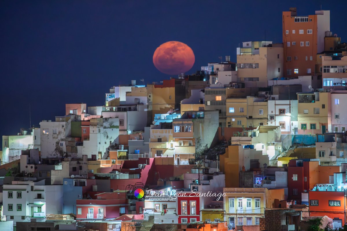 📷🌕
Salida de la luna esta noche sobre el barrio de San Juan
#LunaLlena #fullmoon
#LasPalmasDeGranCanaria
#LasPalmasGC #GranCanaria 
🇮🇨#IslasCanarias