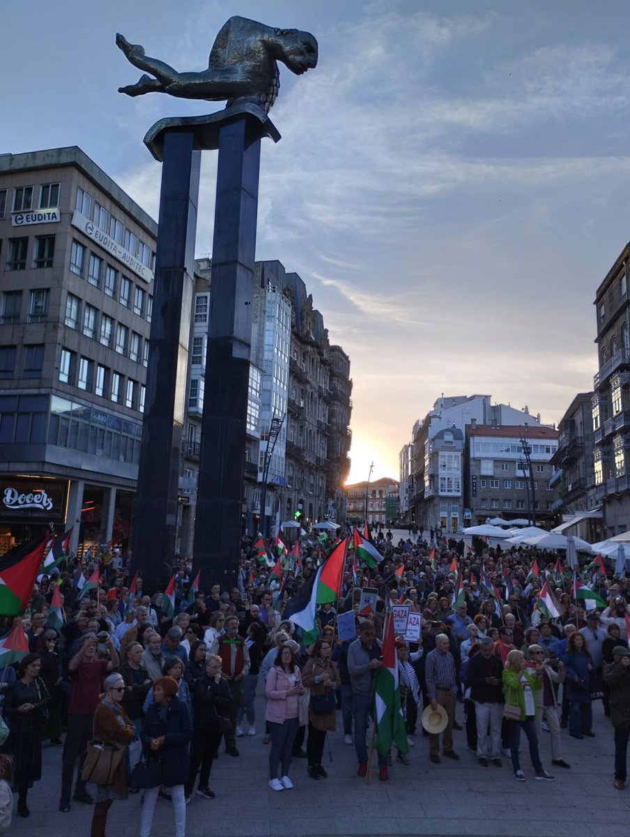 cristovictoria's tweet photo. Hoxe, como moitas outras veces, saímos á rúa por Palestina e contra o xenocidio que está a provocar Israel. Queremos PAZ, agora e sempre.
#PAZ #FreePalestine https://t.co/YQdA9xAzDz