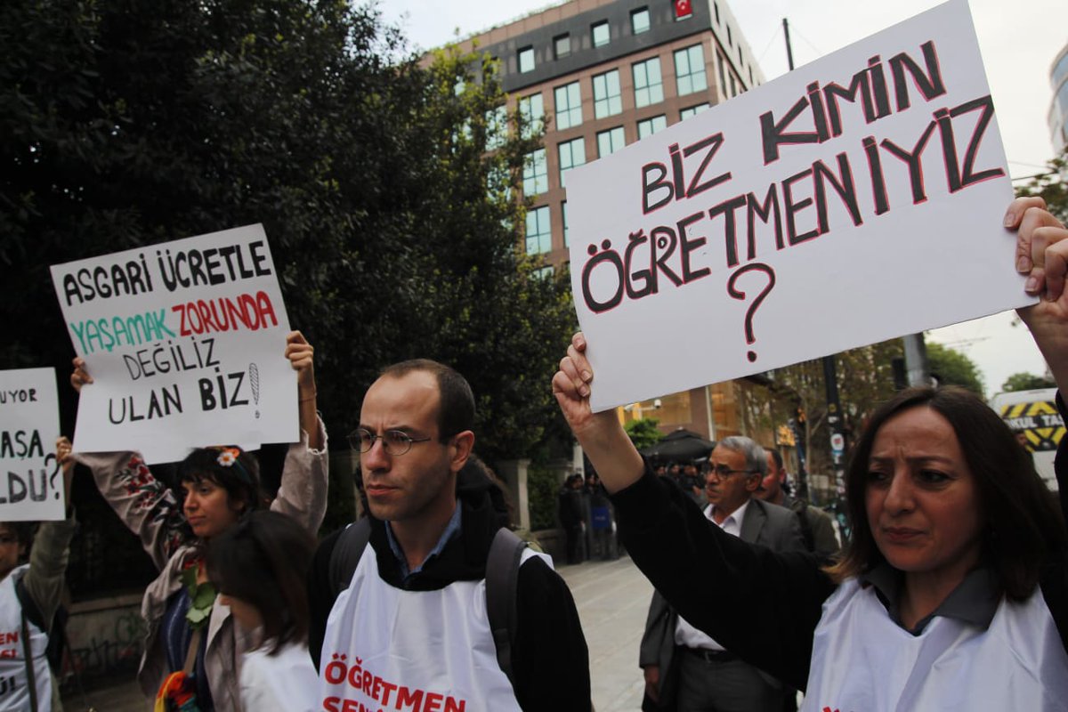 Yalanın karşısına gerçeği konuşarak ve onun için mücadele ederek çıkacağız. 'Bela almak ve bela olmak' arasında bir ilişki var. @Yusuf__Tekin mesleğimizin ve emeğimizin geleceği ile oynuyor. O, yalan söyleyerek başına bela aldı. Biz, taban maaşı alana kadar bela olacağız!