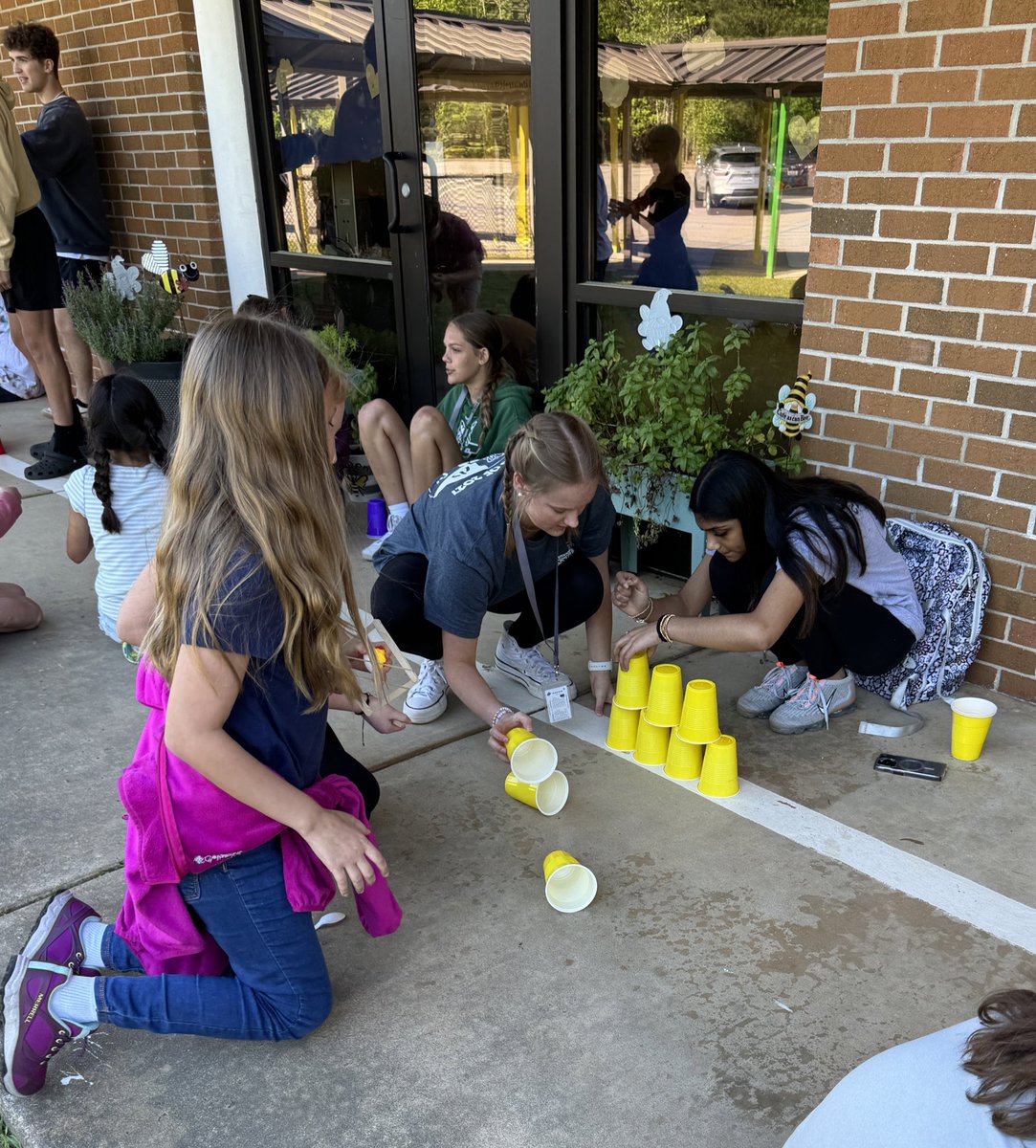barrylindler's tweet photo. They did it again! Another amazing #dfhsSTEM adventure, this time at Chapin Elementary for STEM day! An awesome day with awesome students! 💚 @dutchforkhigh @LexRich5Schools @DFHSSTEM @ChapinEaglets https://t.co/Qexn6o2YSL