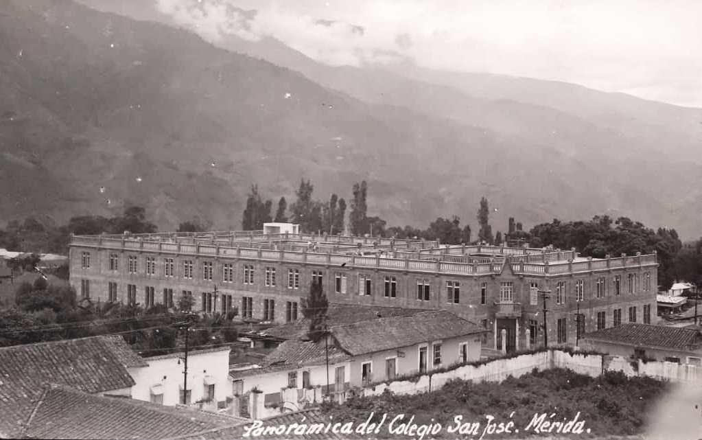 #24Abr #MéridaDeSiempre
Me pareció increíble esta imagen que se publica por segunda vez.
Es el colegio San José de Mérida ubicado entre las calles 24 y 25 entre las avenidas 5 y 6.
Años 50, s. XX.
Foto de autor desconocido.