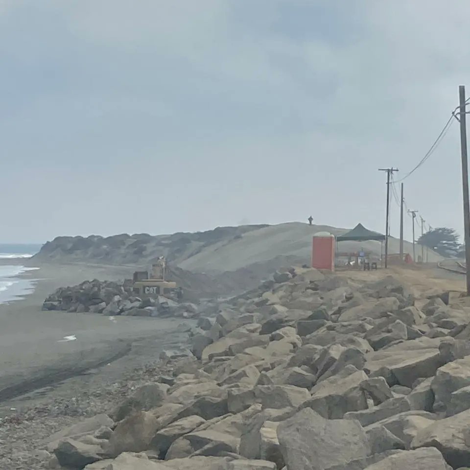 Hoy destruyendo la playa Ritoque con maquinaria pesada, ésto es un desastre @DGTM_Chile @mma_valparaiso @MMAChile @biobio