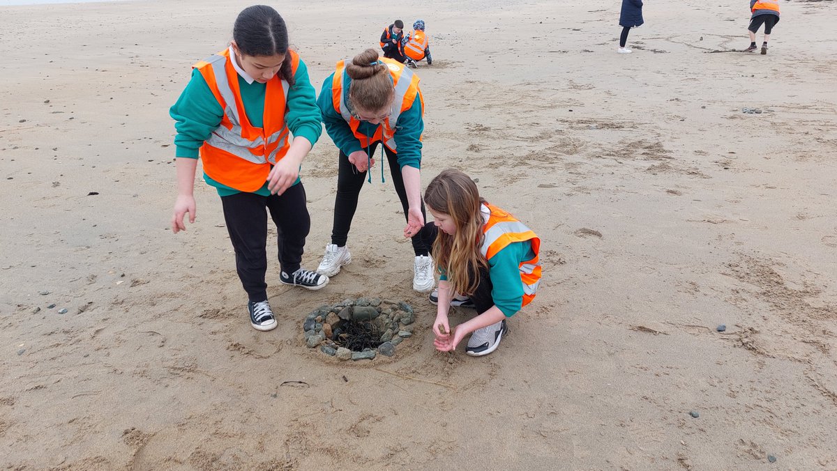 💚 'Bywyd Môr, Bywyd Morol, Bywyd Môn': Great opportunity to bring awareness, increasing individual understanding of coastal environments to help overcome environmental challenges and support nature recovery Children have had a blast! #Environmentalawareness #marinelife