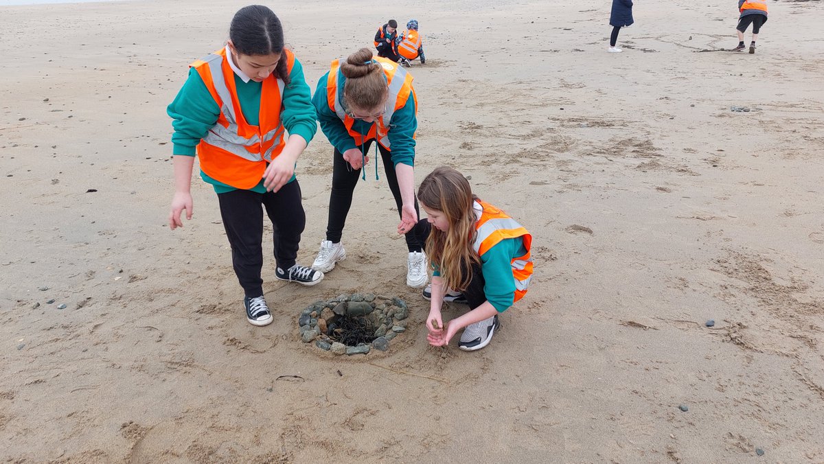 💚 'Bywyd Môr, Bywyd Morol, Bywyd Môn': Great opportunity to bring awareness, increasing individual understanding of coastal environments to  help overcome environmental challenges and support nature recovery

Children have had a blast! 

#Environmentalawareness #marinelife
