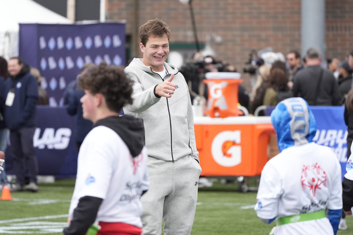 Starting off NFL Draft weekend spending time with the kids 😃 📸 AP Photos #CarolinaFootball 🏈 #ProHeels