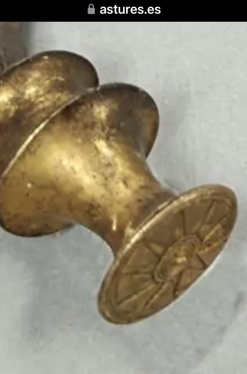 caminodomar's tweet photo. Algunos #Torques del norte de España (Galicia y Asturias), son muy grandes (casi 2 kilos de oro).
Raro… que un guerrero lo llevase en batalla.

Es más posible un uso Ceremonial, no? https://t.co/gKUBzE8Ncl