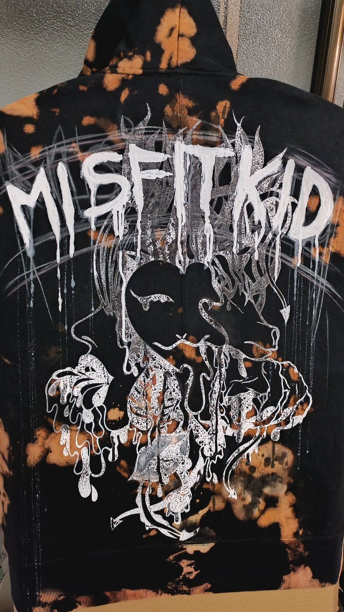 M.I.S.F.I.T.K.I.D! Done with the lettering on my hoodie BRAINWASH! 🤯🧠💦
#misfitkidwrld #artist #fashionbrand #gothfashion