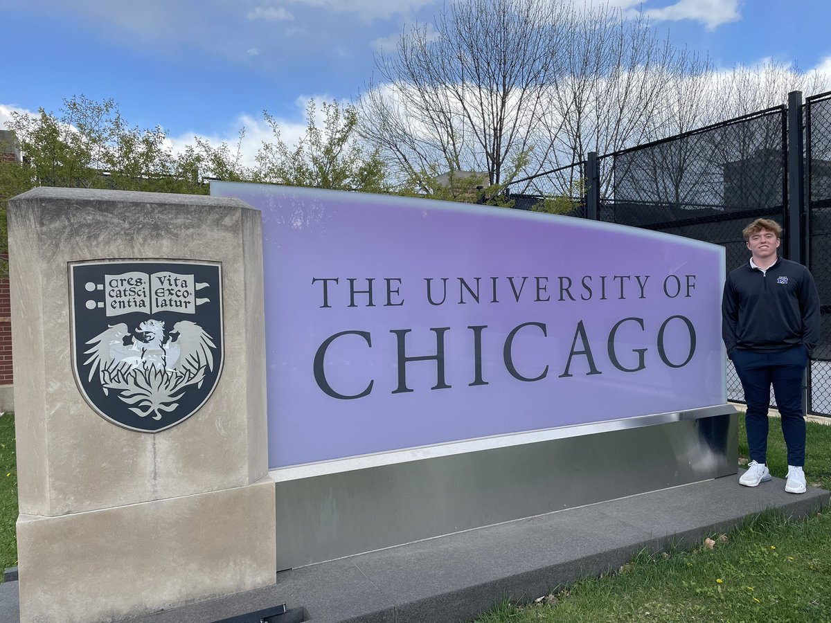 Had a fantastic time yesterday at the University of Chicago watching practice and touring the Ratner Athletic Center! Thank you @CoachTGilcrist @Coach_Mandrews @UChiCoachSantos @Coach_Cheeks for spending time with me throughout the visit! @DollBrian @newtrierfb