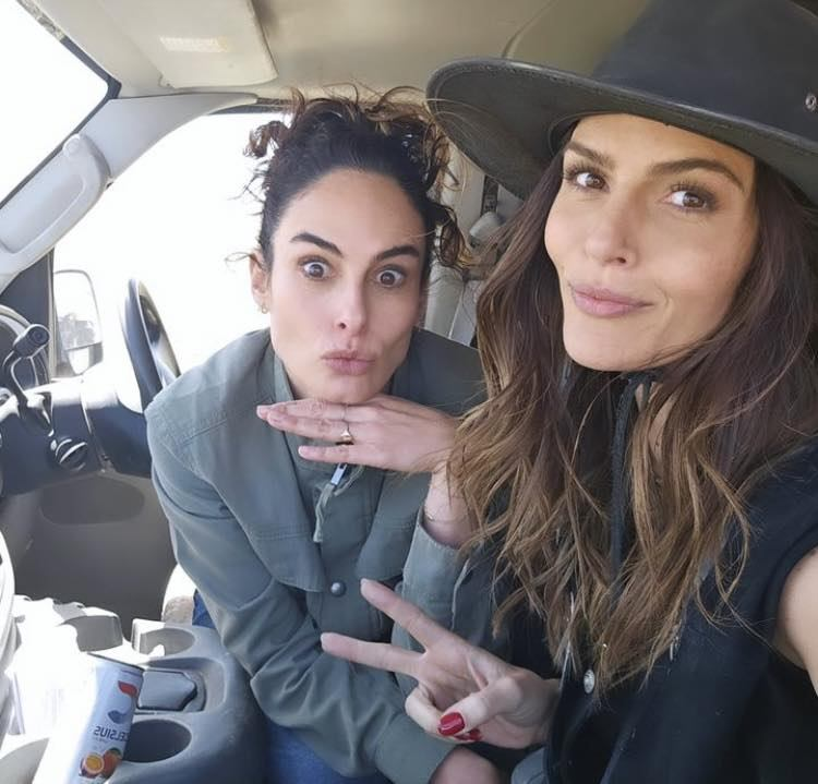 popular_mx's tweet photo. Claudia Álvarez y Ana Serradilla disfrutan de un día de filmación. Muy pronto las veremos juntas en un nuevo proyecto de Netflix. https://t.co/EfUd8dSFNf