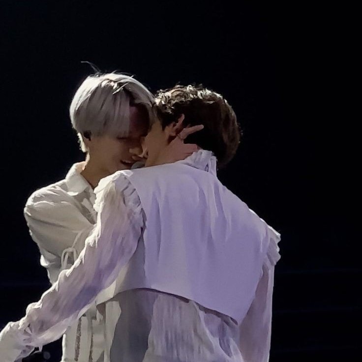 jenoetic_'s tweet image. how did they go from that to almost making out???