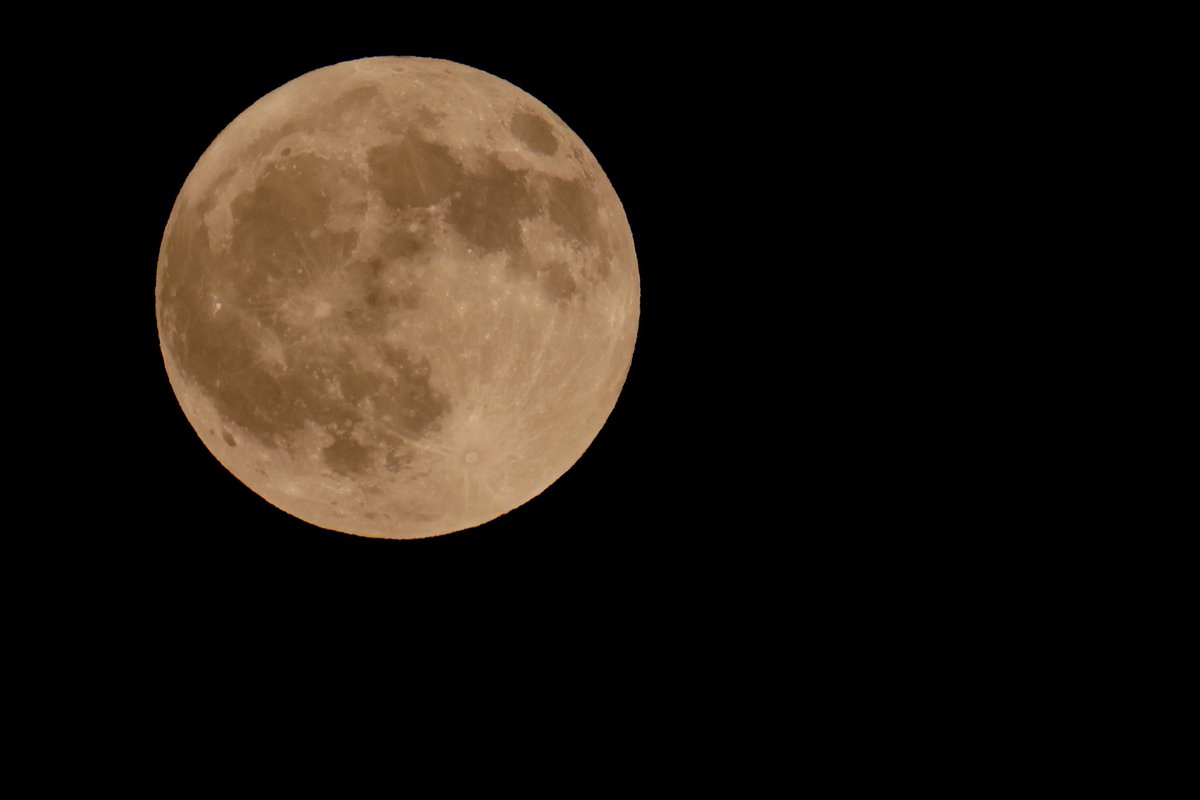 The moon last night (orange with cloud) and tonight (clear), April Full moon aka Pink Moon #photography #canon #canonuk #scotland #canonphotography #Bathgate #Moon #fullmoon #Pinkmoon2024 #landscapephotography #astrophotography #astronomy