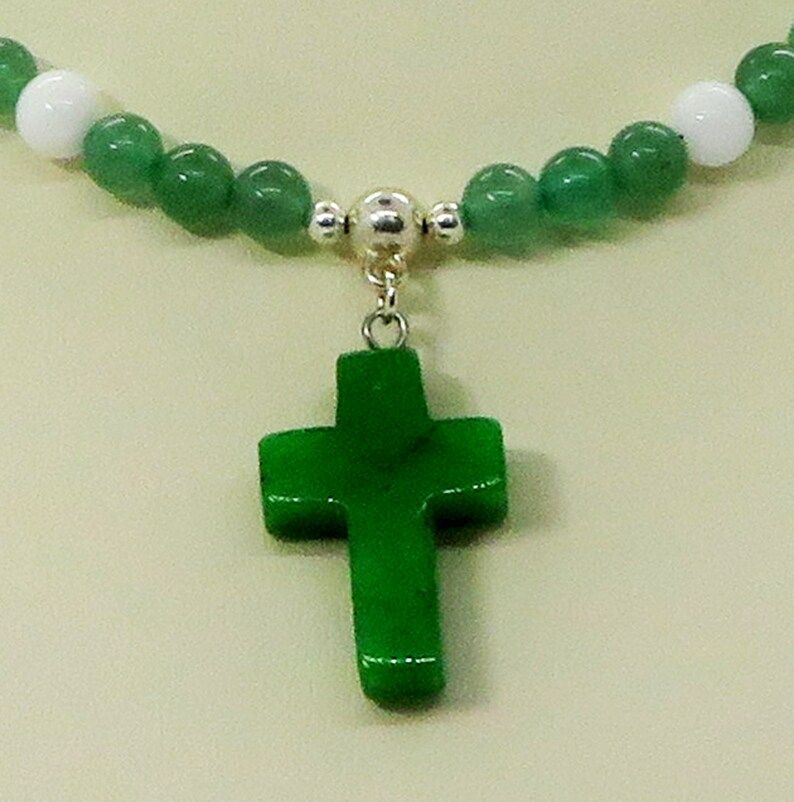 Discover the beauty of the Green Agate Gemstone Cross necklace with Aventurine and White Jade. Handcrafted by RivendellRocksSedona, this adjustable piece is a must-have for any jewelry collection. #GemstoneJewelry #HandcraftedGems buff.ly/3uq6m3F