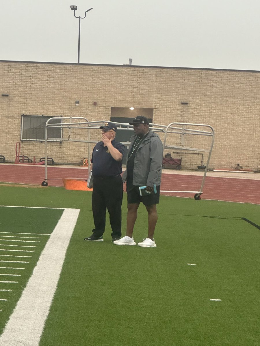 @ShoeWolfPack getting ready for 1st day of pads for spring football with a little install with the offense. @KilleenISD_ @AthleticsKISD #WeAreKISD