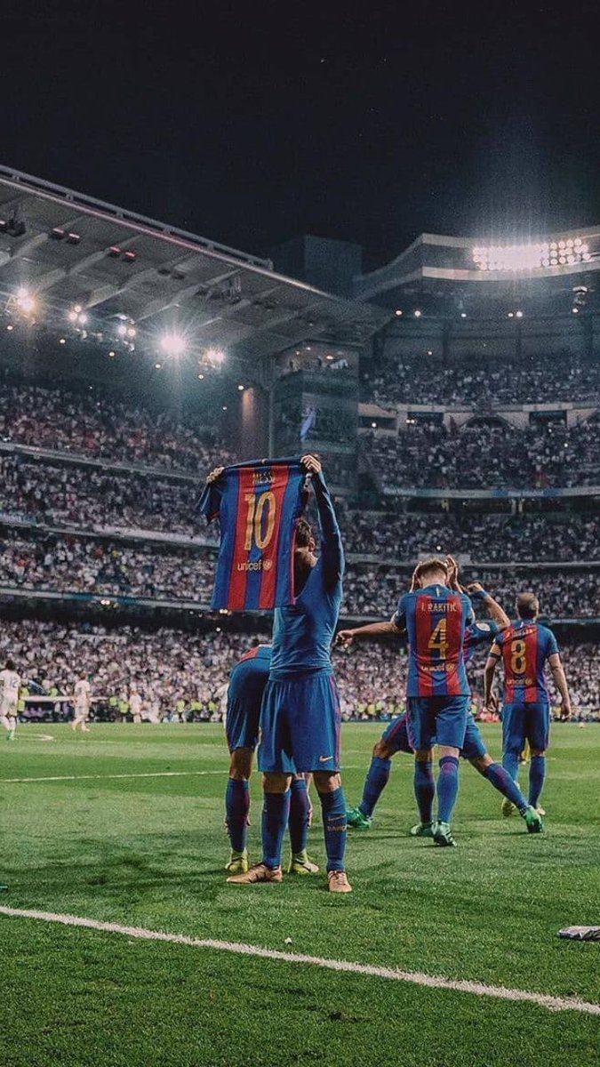 ¡DÍA QUE QUEDARÁ EN LOS LIBROS DE TEXTO! 🔴🔵 Se cumplen 7 años de una de las celebraciones más icónicas del fútbol. El día que Messi le mostró su jersey al Bernabeu y llegando a 500 goles con el equipo Blaugrana. #futbol #futbolinternacional #barcelona #barca #bernabeu