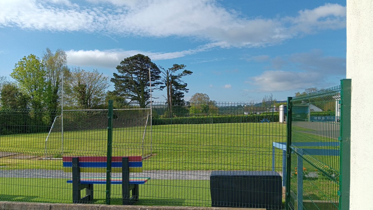 Wonderful backdrop of the Comeragh Mountains on a glorious day in @KilrossantyF as our @WaterfordGAACG Primary School Coaching programme continues, really enjoyable 3 weeks of fun, fundamental movements, hurling skills & games, well done to all the pupils & staff 👍👏🏑 #GDC #GAA