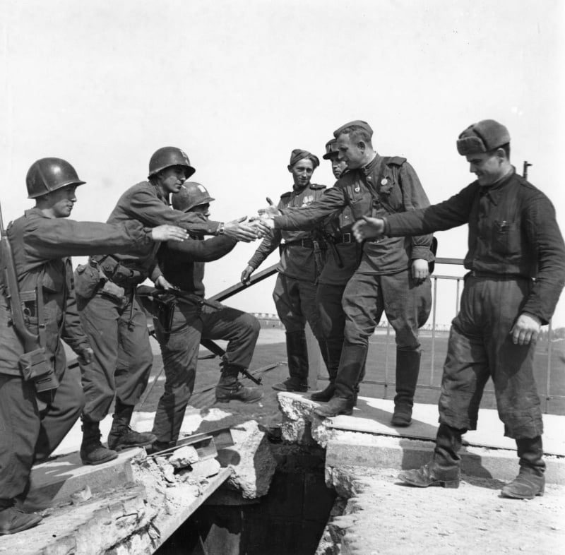 エルベの誓い (1945.4.25) ザクセン州トルガウで初めて合流するアメリカ軍とソ連赤軍