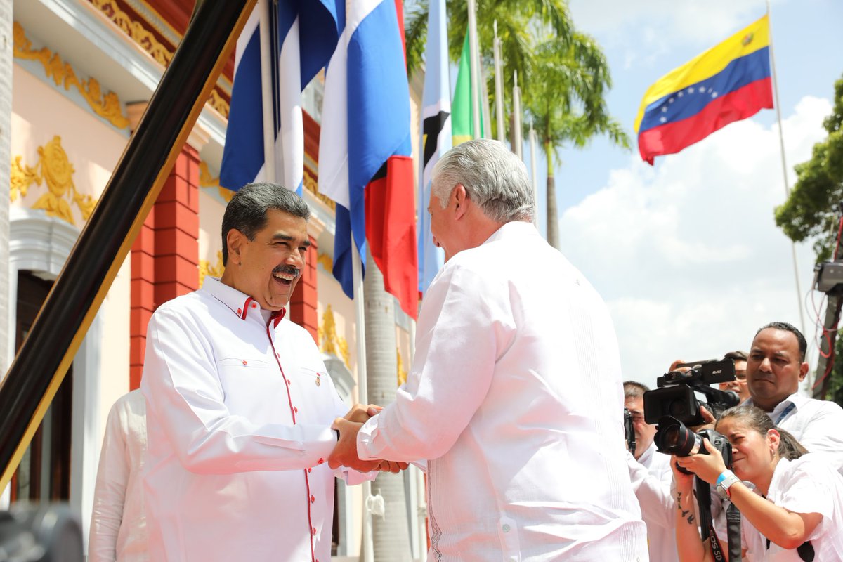 Recibimos a nuestros hermanos Jefes de Estado y de Gobierno que arriban a la Patria de Bolívar, para participar en la XXIII Cumbre de la ALBA - TCP, este encuentro solidifica las relaciones de los pueblos de América Latina y el Caribe en la construcción de un mundo más justo,