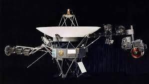 La humanidad había perdido contacto con la sonda Voyager 1, lanzada desde Tierra hace 46 años, ahora a >24.000.000.000 km. NASA acaba de retomar el contacto con la sonda. Voyager 1 es la autora de la foto del punto azul pálido. Alucinante operación tecnológica.