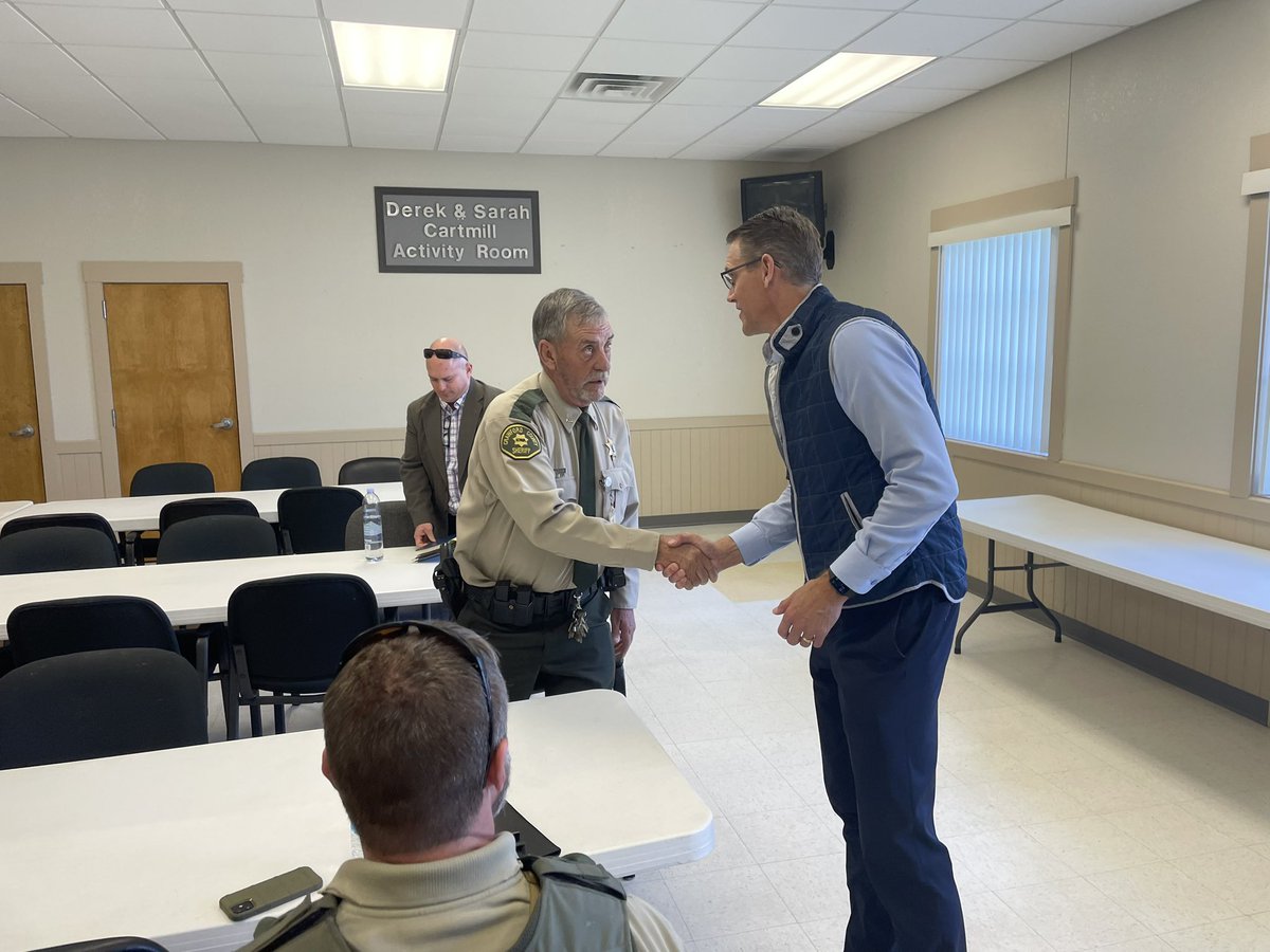 I ended today’s #36CountyTour with @AGIowa & law enforcement officers in Onawa. Our men & women in blue risk their lives every day to protect our families and our communities. We also remember those who have made the ultimate sacrifice. In Congress, I will always #BackTheBlue.