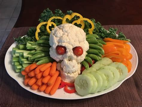 I used to hate making veggie platters for big parties at one of the restaurants I used to work at and I sure wish I had seen this one for inspiration.