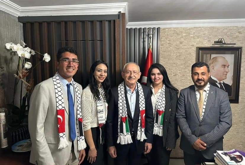 Filistinli öğrenciler ve genel birlik temsilcisi @kilicdarogluk ' nu ziyarete gelmişler

#KemalKılıçdaroğlu